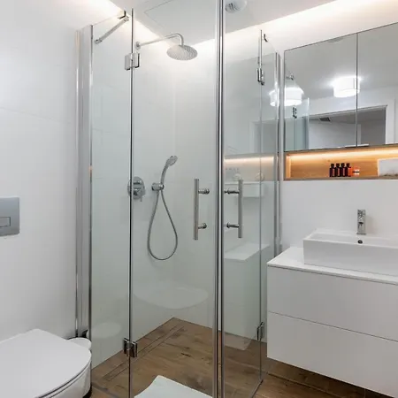 Mazowiecka Close To The Access To Swimming Pool, Sauna & Jacuzzi, Parking By Renters شقة بوبيروفو